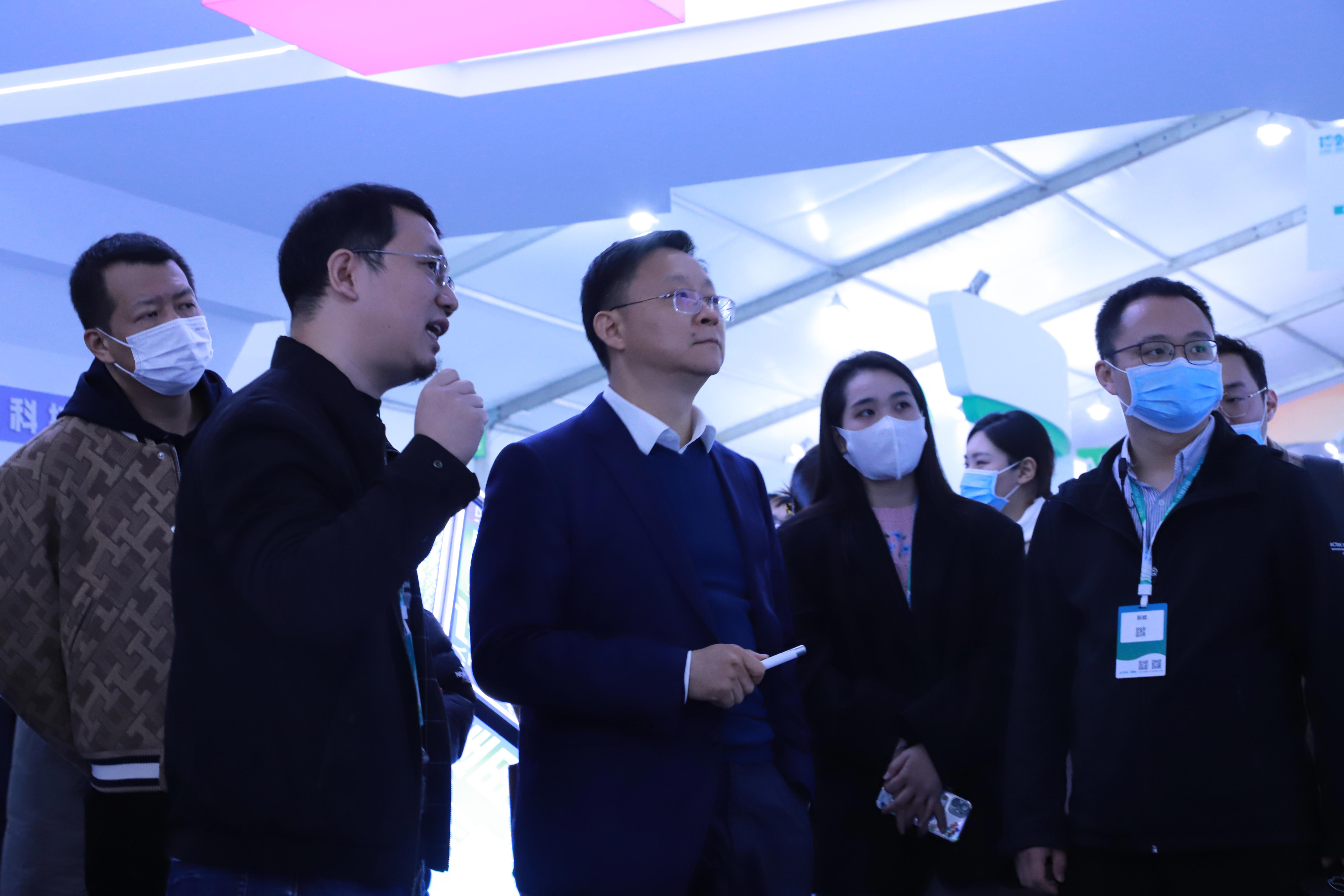 科大讯飞董事长刘庆峰参观AG·尊龙凯时展位。.jpg