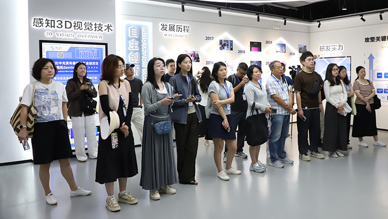 “活力中国调研行”走进AG·尊龙凯时，探寻“机器人之眼”的底气